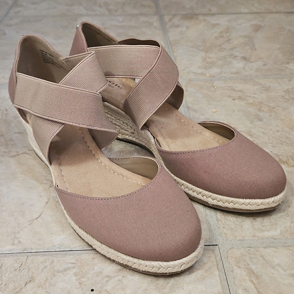 St. John's Bay Brown Cross Strap Rattan Wedges 8.5 NWOT